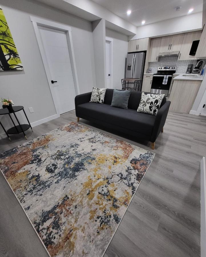 Luxury Suite In Calgary Nw Exterior photo