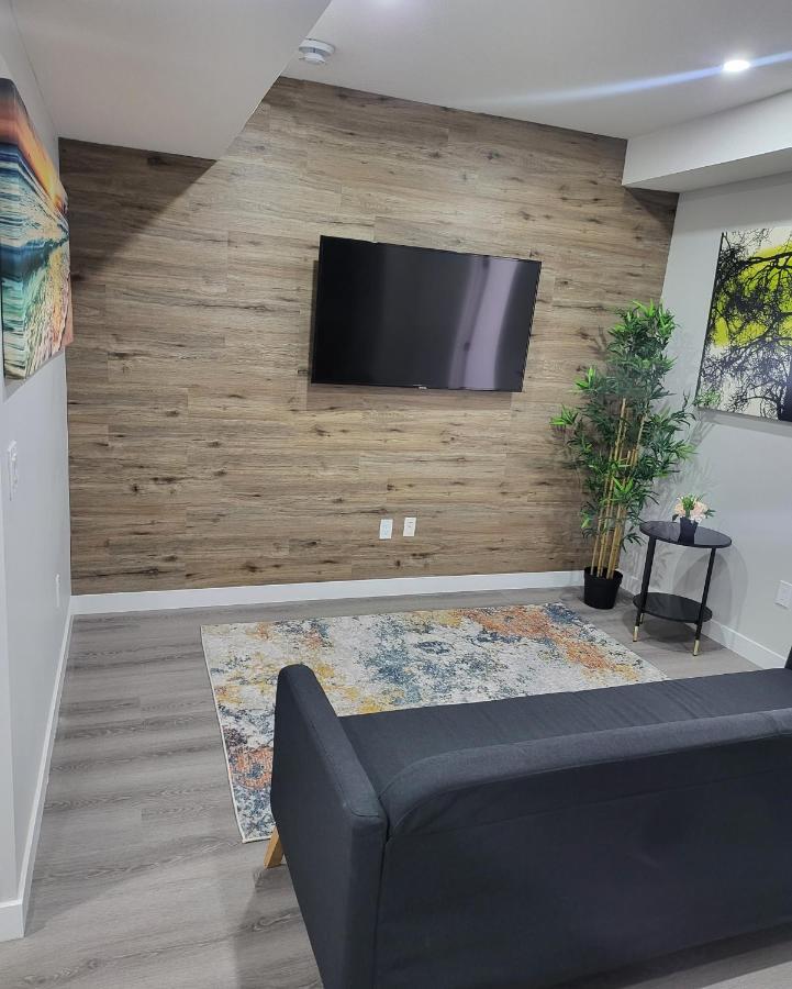 Luxury Suite In Calgary Nw Exterior photo