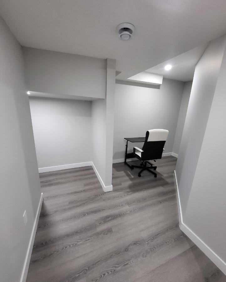 Luxury Suite In Calgary Nw Exterior photo