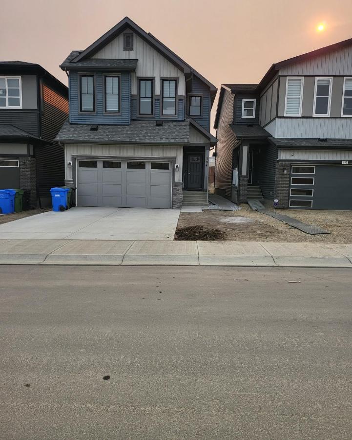 Luxury Suite In Calgary Nw Exterior photo