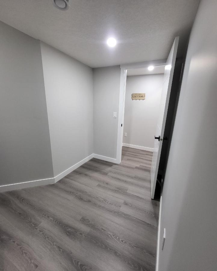 Luxury Suite In Calgary Nw Exterior photo